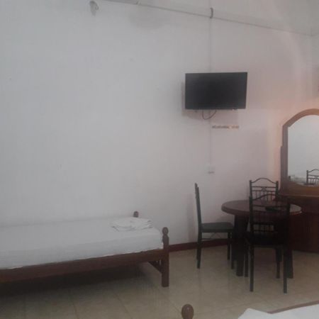 Hotel Blue Whale Jaffna Buitenkant foto