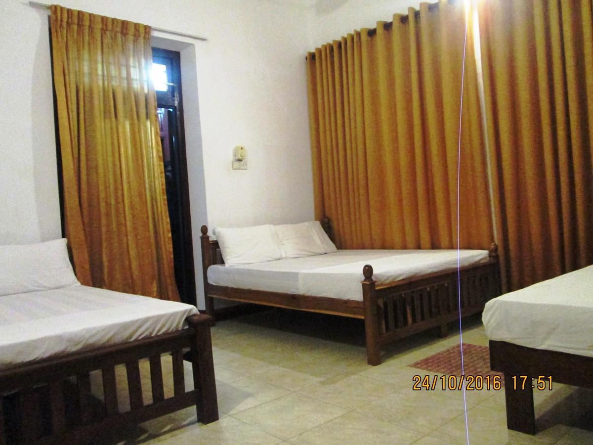 Hotel Blue Whale Jaffna Buitenkant foto