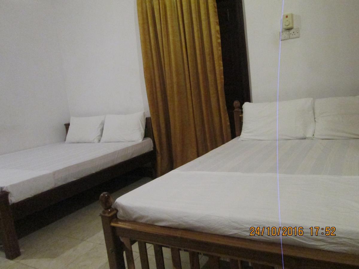 Hotel Blue Whale Jaffna Buitenkant foto
