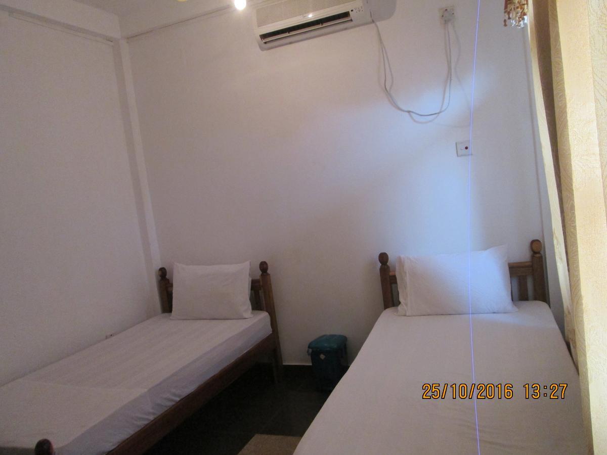 Hotel Blue Whale Jaffna Buitenkant foto