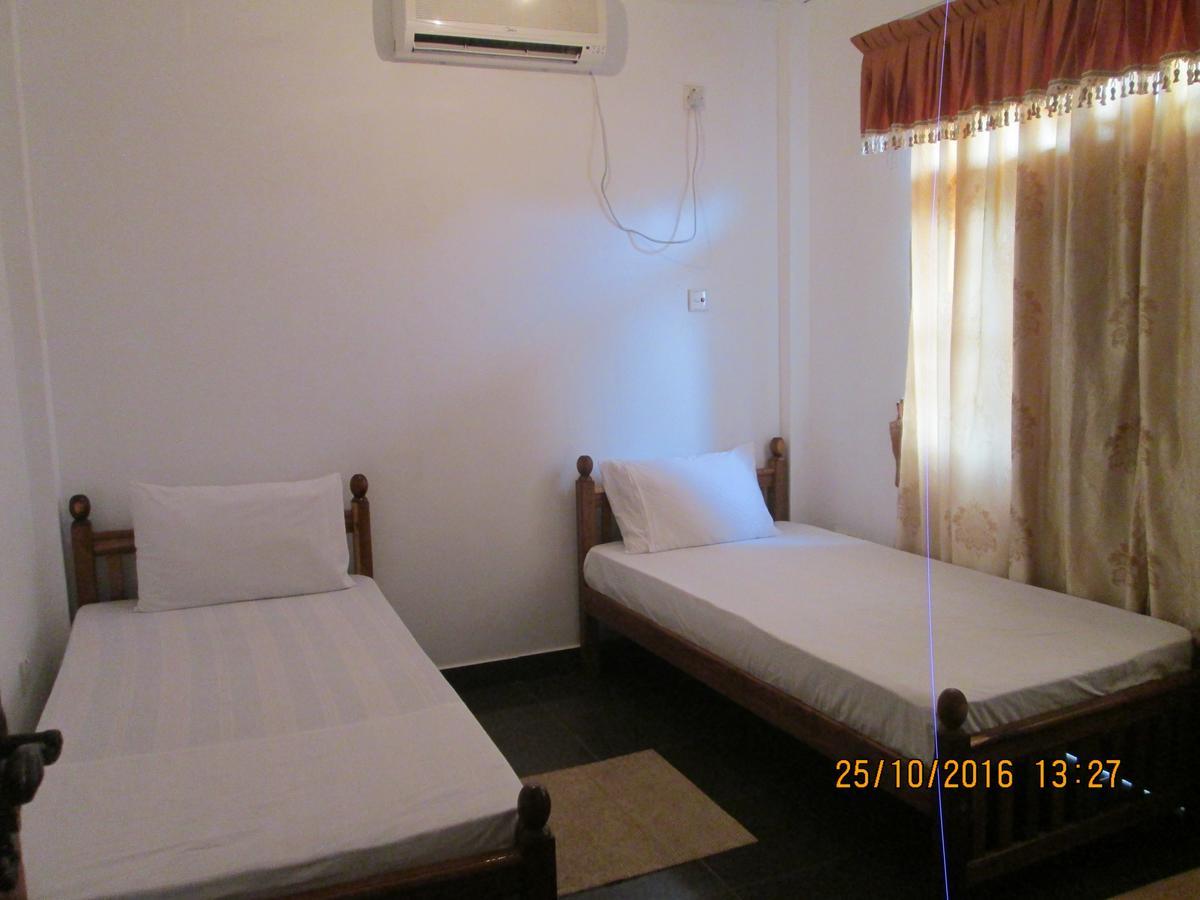 Hotel Blue Whale Jaffna Buitenkant foto
