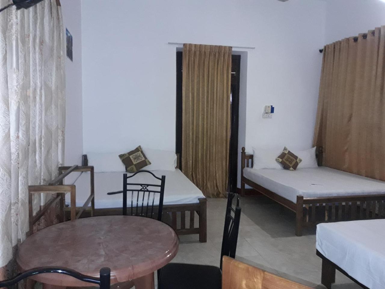 Hotel Blue Whale Jaffna Buitenkant foto