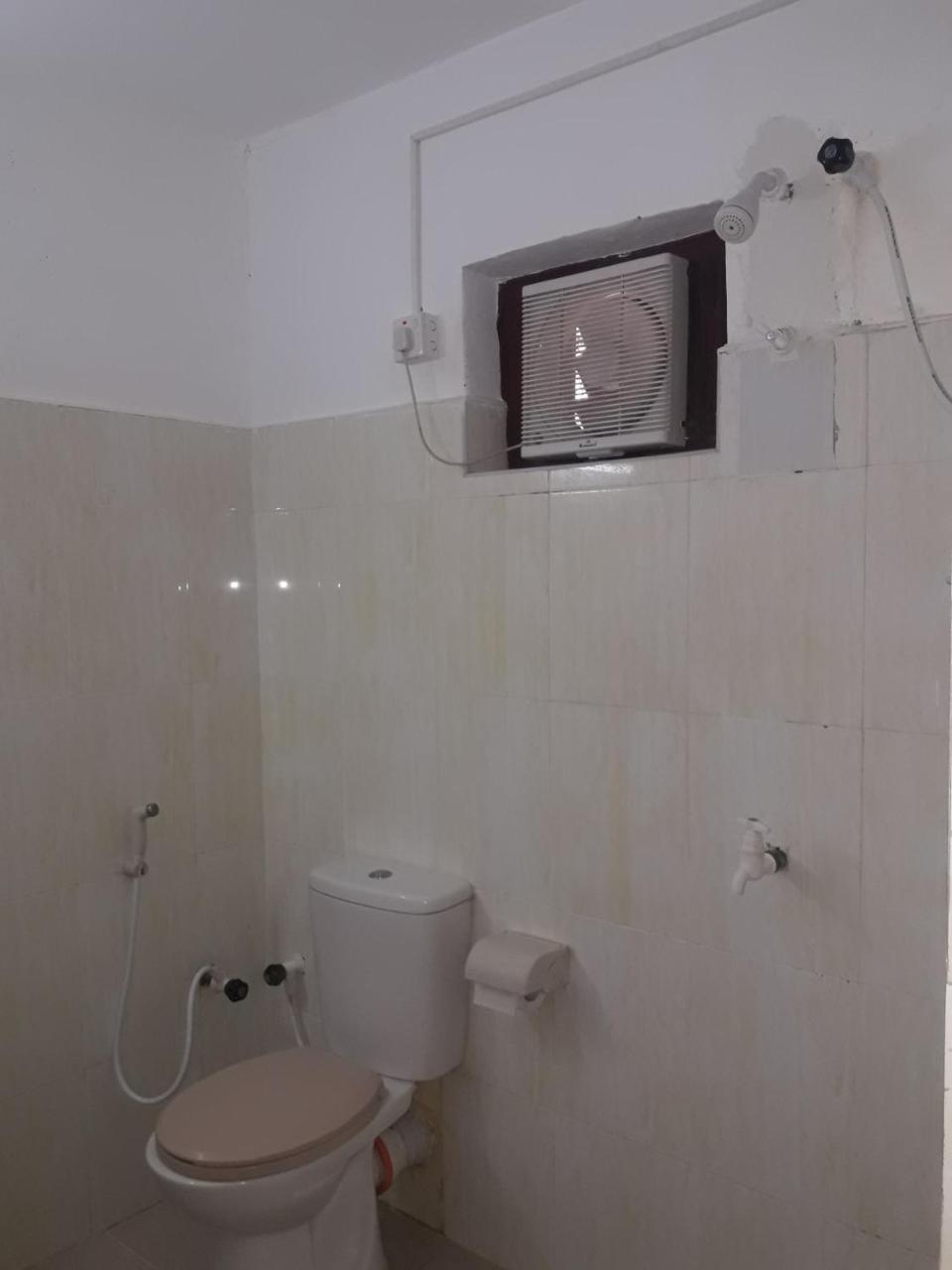 Hotel Blue Whale Jaffna Buitenkant foto
