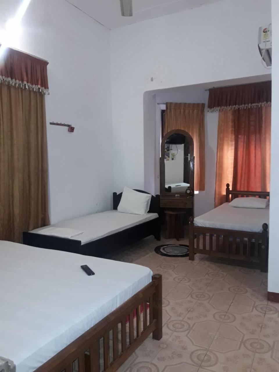 Hotel Blue Whale Jaffna Buitenkant foto