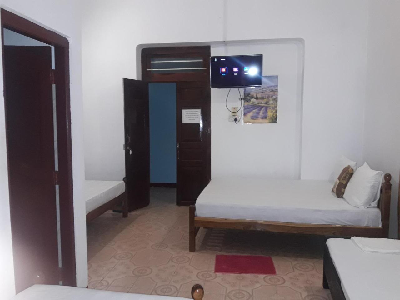 Hotel Blue Whale Jaffna Buitenkant foto