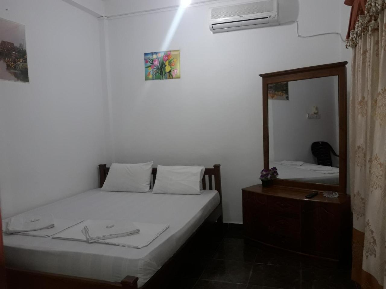 Hotel Blue Whale Jaffna Buitenkant foto