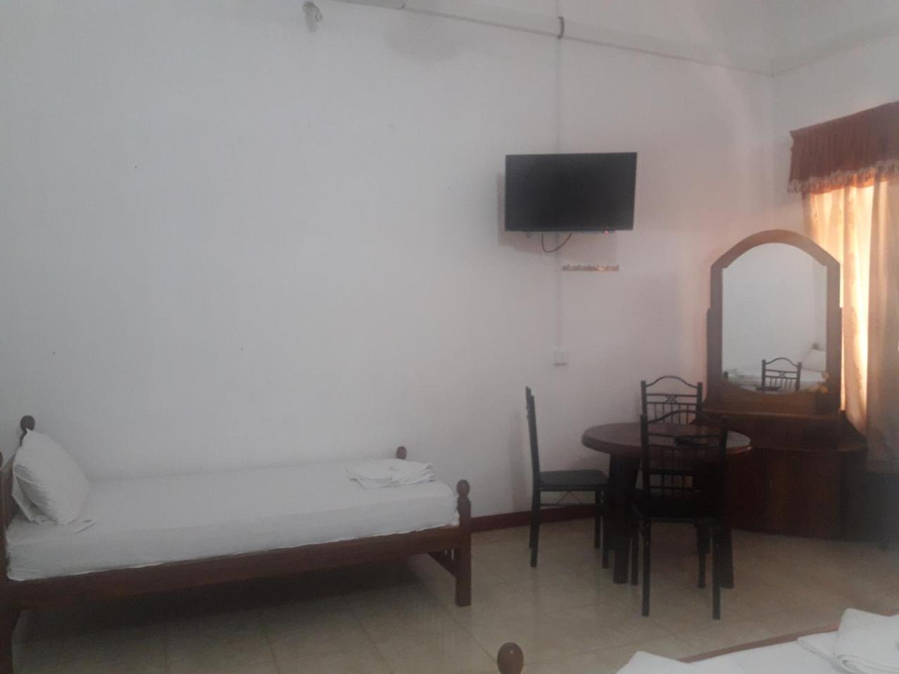 Hotel Blue Whale Jaffna Buitenkant foto