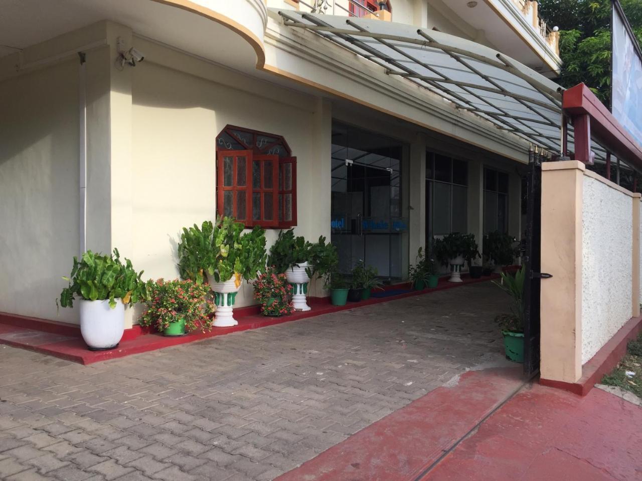 Hotel Blue Whale Jaffna Buitenkant foto